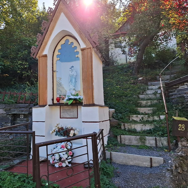 &Scaron;mintor&iacute;n - Ottergrund - Červen&aacute; studňa - n&aacute;mestie